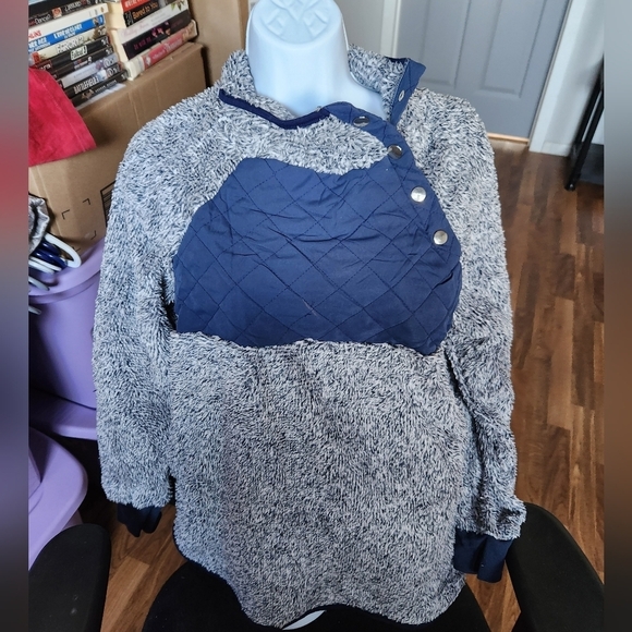 Fuzzy sweater - Picture 2 of 10